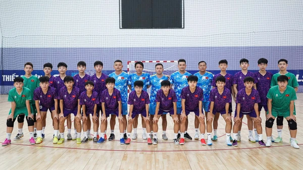 Ban huấn luyện cùng các tuyển thủ U16 futsal Việt Nam. (Ảnh: VFF)