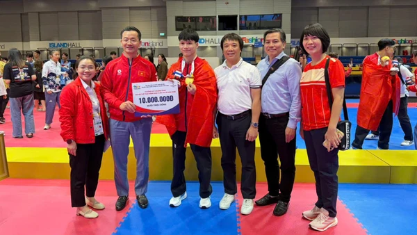 Lãnh đạo Sở Văn hóa và Thể thao Hà Nội trao thưởng cho vận động viên giành Huy chương Vàng tại SEA Games 33. 