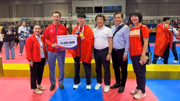 Lãnh đạo Sở Văn hóa và Thể thao Hà Nội trao thưởng cho vận động viên giành Huy chương Vàng tại SEA Games 33. 