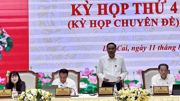 Đồng chí Hoàng Giang, Phó Bí thư Thường trực Tỉnh ủy, Chủ tịch Hội đồng nhân dân tỉnh phát biểu tại kỳ họp. (Ảnh: THANH SƠN)