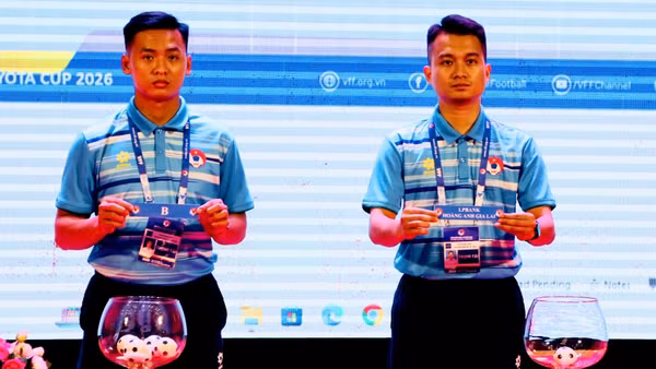 Ban tổ chức tiến hành bốc thăm cho các đội. 