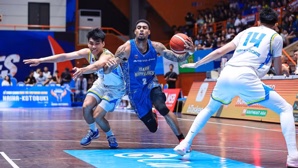 AJ Bramah tiếp tục tỏa sáng giúp Hanoi Buffaloes bảo vệ mạch toàn thắng. 