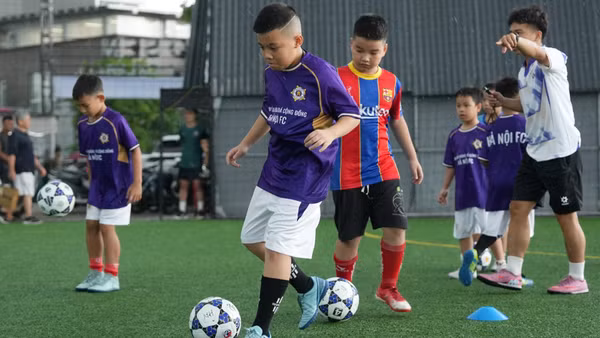 Các học viên được trải nghiệm giáo án chuyên môn của câu lạc bộ Hà Nội. 