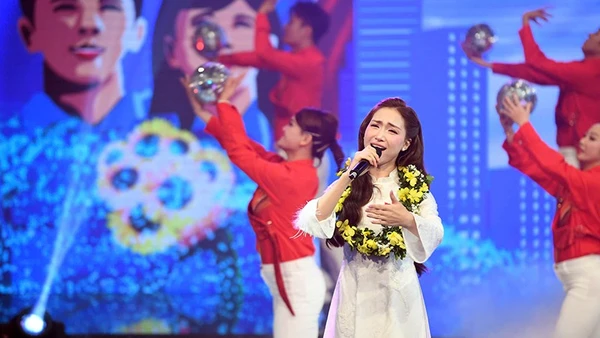 Gương mặt trẻ Việt Nam tiêu biểu năm 2025 Hòa Minzy trình bày một ca khúc về thanh niên tại buổi lễ.