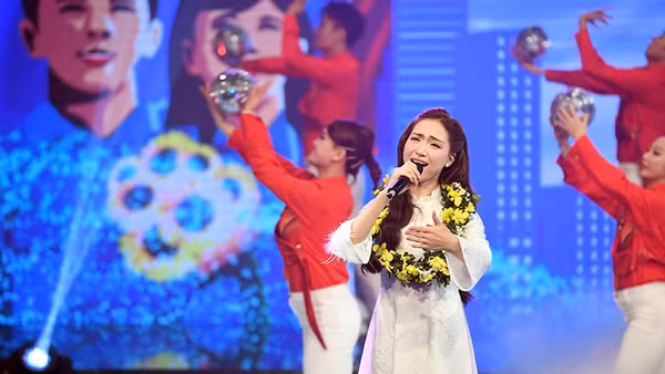 Gương mặt trẻ Việt Nam tiêu biểu năm 2025 Hòa Minzy trình bày một ca khúc về thanh niên tại buổi lễ.