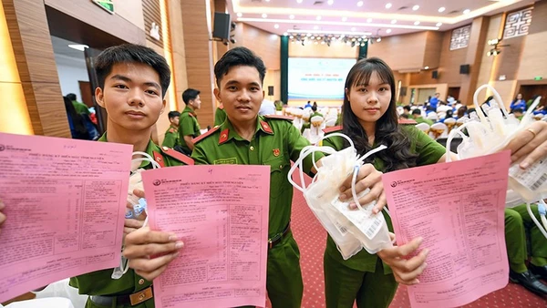 Đông đảo đoàn viên thanh niên các lực lượng tham gia chương trình.