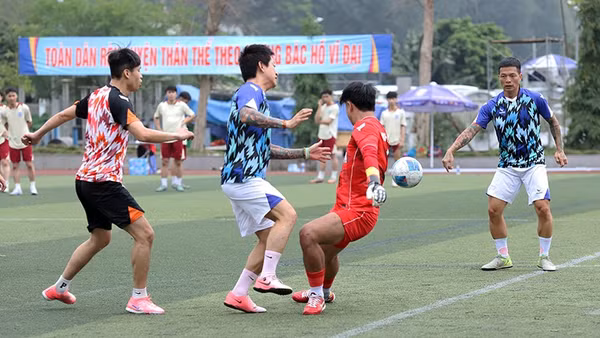 Ca sĩ Tuấn Hưng (thứ hai từ trái sang) tranh tài cùng các cầu thủ tại Giải bóng đá Thanh niên Việt Nam.