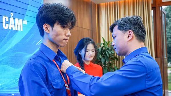 Bí thư Thường trực Trung ương Đoàn Nguyễn Minh Triết trao huy hiệu "Tuổi trẻ dũng cảm" tặng sinh viên Nguyễn Lê Tú.