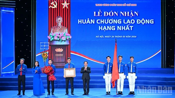 Đồng chí Trịnh Văn Quyết thay mặt lãnh đạo Đảng, Nhà nước trao Huân chương Lao động hạng Nhất tặng Trung ương Đoàn Thanh niên Cộng sản Hồ Chí Minh.