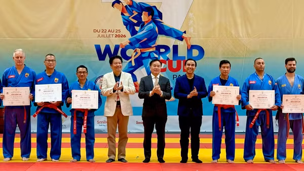 Nghệ sĩ Quyền Linh, Tiến sĩ Phạm Quang Long cùng lãnh đạo Tổng Liên đoàn Vovinam - Việt Võ Đạo thế giới và Đại sứ Việt Nam tại Pháp tại kỳ thi nâng cấp đai 4 quốc tế World Cup Paris 2026. (Ảnh: Tổng Liên đoàn Vovinam - Việt Võ Đạo thế giới)