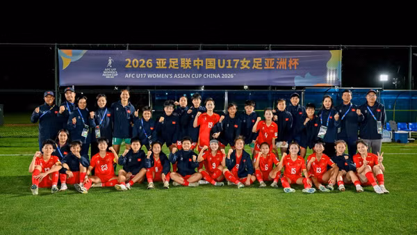 Ban huấn luyện cùng các tuyển thủ U17 nữ Việt Nam sau chiến thắng trước U17 nữ Myanmar. (Ảnh: VFF)