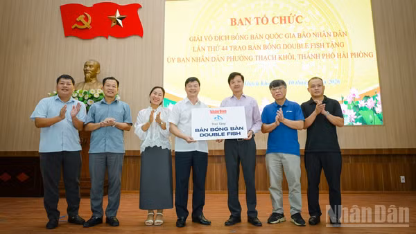 Lãnh đạo phường Thạch Khôi tiếp nhận bàn bóng bàn do Ban Tổ chức Giải vô địch bóng bàn quốc gia Báo Nhân Dân lần thứ 44 trao tặng. (Ảnh: BẢO LONG)