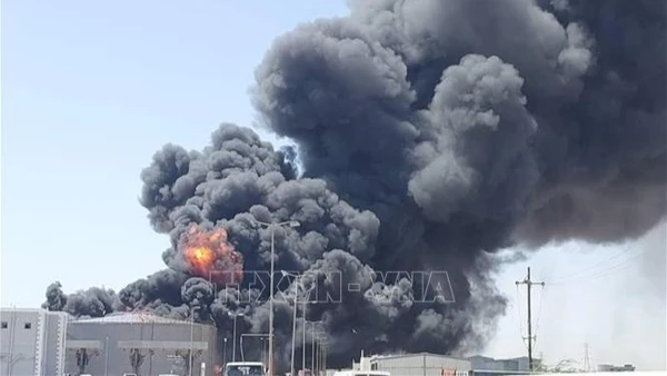 Khói bốc lên sau vụ tấn công bằng thiết bị bay không người lái của Lực lượng Hỗ trợ nhanh bán quân sự (RSF) nhằm vào kho nhiên liệu ở thành phố Port Sudan ngày 5/5/2025. (Ảnh tư liệu: THX/TTXVN)