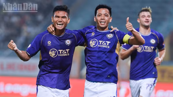 Xuân Mạnh cùng đội trưởng Văn Quyết ăn mừng bàn thắng mở tỷ số của Hà Nội. (Ảnh: TRẦN HẢI)