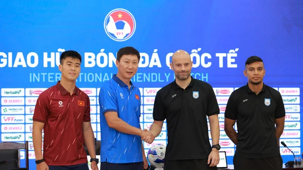 Huấn luyện viên cùng đại diện cầu thủ hai đội tại buổi họp báo. 