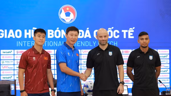 Huấn luyện viên cùng đại diện cầu thủ hai đội tại buổi họp báo. 