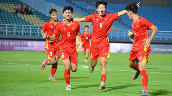 Các cầu thủ U17 Việt Nam ăn mừng bàn thắng trong trận chung kết gặp U17 Malaysia. 
