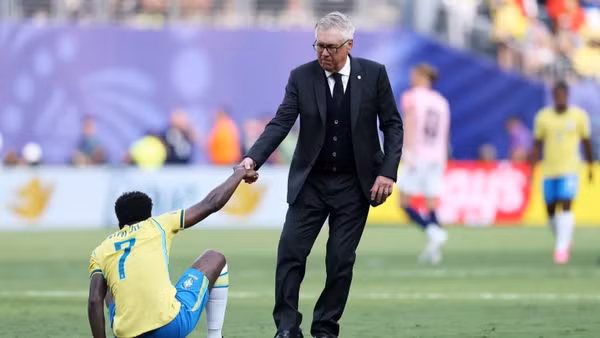 Huấn luyện viên Carlo Ancelotti động viên Vinicius Junior sau thất bại trước Na Uy, khiến Brazil lần đầu bị loại từ vòng 1/8 World Cup kể từ năm 1990. (Ảnh: FIFA)