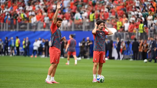 Joao Neves (trái) và Vitinha trong một tình huống đá phạt tại World Cup 2026. (Ảnh: FIFA)