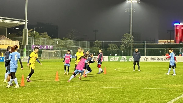 Các nữ tuyển thủ nỗ lực trên sân tập. (Ảnh: VFF)