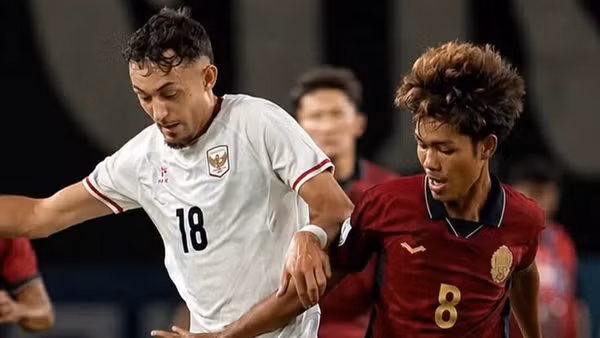 Indonesia (áo trắng) thắng đậm 5-1 Campuchia. (Ảnh: AFF)