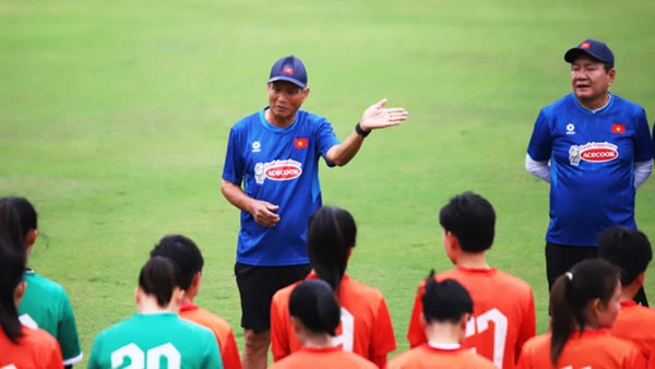 Huấn luyện viên Mai Đức Chung cùng các nữ tuyển thủ quốc gia bước vào chuyến tập huấn chất lượng trước thềm SEA Games 33. (Ảnh: VFF)