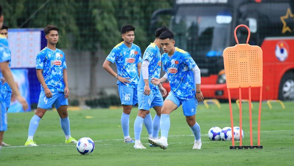 Trung vệ Lê Nguyên Hoàng cùng các đồng đội trên sân tập. (Ảnh: VFF)