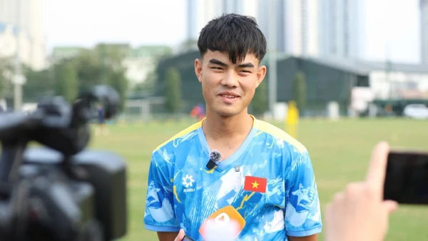 Trung vệ Hoàng Minh Hợi trả lời phỏng vấn. (Ảnh: VFF)