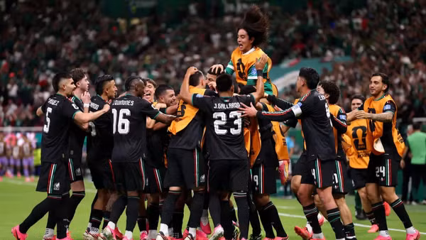 Các tuyển thủ Mexico ăn mừng khi giành tấm vé đi tiếp. (Ảnh: FIFA)