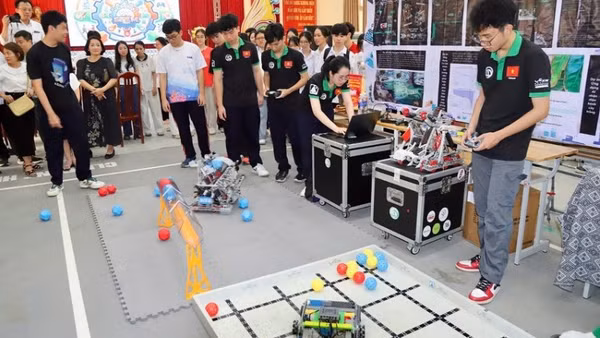 Màn trình diễn robot của các đội thi dự thi.