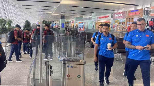 Ban huấn luyện cùng các tuyển thủ di chuyển tới nước chủ nhà Indonesia. (Ảnh: VFF)