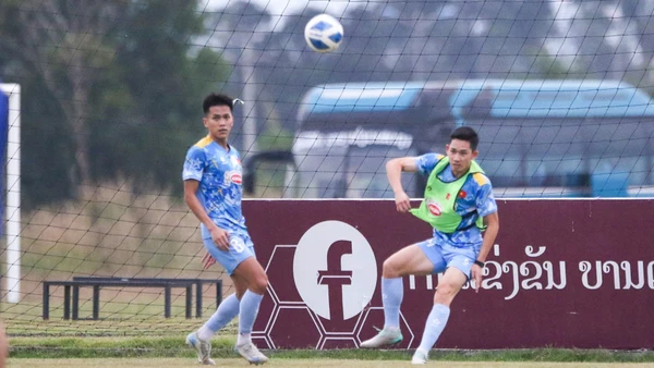 Tiền vệ Nguyễn Hai Long (phải) nỗ lực tập luyện cùng các đồng đội. (Ảnh: VFF)