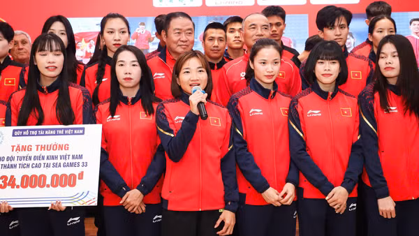 Đại diện đội tuyển điền kinh Việt Nam gửi lời cảm ơn Liên đoàn Điền kinh Việt Nam và các nhà tài trợ vì phần thưởng. 