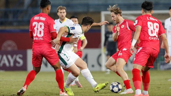 Công an Hà Nội (áo đỏ) lội ngược dòng ấn tượng trước đại diện của Trung Quốc. (Ảnh: AFC)