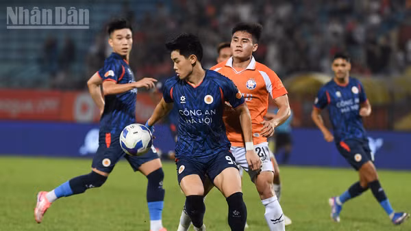 Đình Bắc ghi cú đúp trong chiến thắng đậm đà của Công an Hà Nội. (Ảnh: TRẦN HẢI)