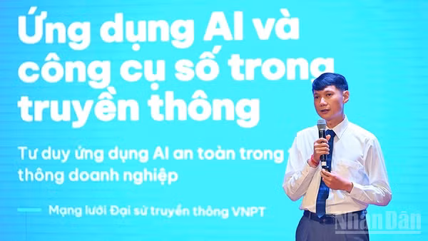 Các diễn giả trình bày chuyên đề về ứng dụng công cụ số tại chương trình tập huấn.