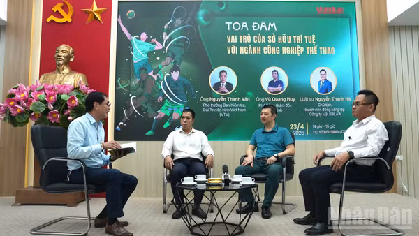 Các diễn giả tại buổi tọa đàm. (Ảnh: HỒNG QUÂN)