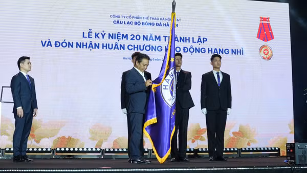 Thứ trưởng Văn hóa, Thể thao và Du lịch Hoàng Đạo Cương trao Huân chương Lao động hạng Nhì cho câu lạc bộ bóng đá Hà Nội.
