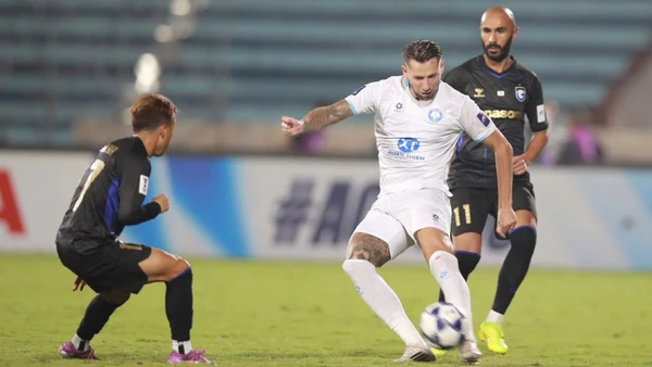 Nam Định (áo trắng) chấp nhận thua tối thiểu trên sân nhà. (Ảnh: Nam Định FC)