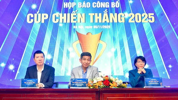 Đại diện Ban tổ chức Cúp Chiến Thắng trả lời báo chí tại buổi họp báo.