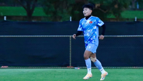 Tiền vệ Nguyễn Thị Bích Thùy trong buổi tập ngày 2/3 của đội tuyển nữ Việt Nam. (Ảnh: VFF)