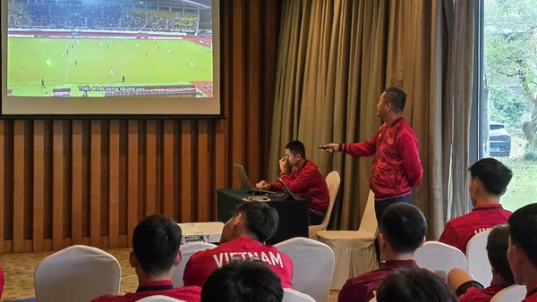 Ban huấn luyện và các cầu thủ cùng phân tích băng ghi hình trận gặp U22 Trung Quốc. (Ảnh: VFF)