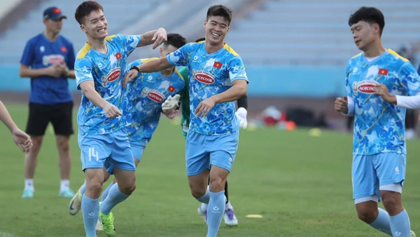 Đỗ Duy Mạnh (giữa) hào hứng tập luyện cùng các đồng đội. (Ảnh: VFF)