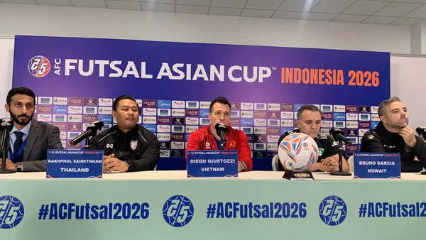 Huấn luyện viên Diego Giustozzi (giữa) cùng huấn luyện viên các đội tại bảng B tham dự buổi họp báo. (Ảnh: VFF)