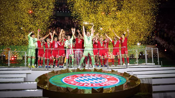 Các cầu thủ Bayern Munich ăn mừng cùng Cúp quốc gia Đức. (Ảnh: Fcbayern)