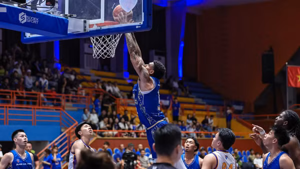 AJ Bramah úp rổ ghi điểm cho Hanoi Buffaloes. (Ảnh: VBA)