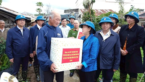 Đồng chí Bùi Thị Minh Hoài thăm hỏi người dân chịu ảnh hưởng bởi bão lũ tại tỉnh Lâm Đồng.