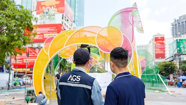 Các kỹ sư thi công linh vật ngựa tại đường hoa Tết Bính Ngọ 2026 ở khu vực phố Nguyễn Huệ (Thành phố Hồ Chí Minh).