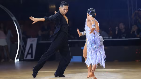Phần thi solo điệu Samba của Phan Hiển-Thu Hương.