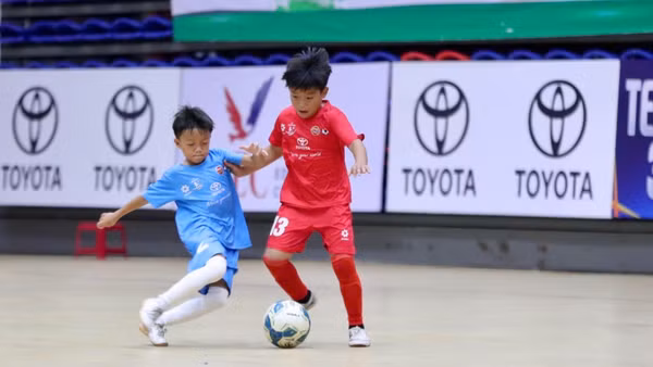 Các đội bóng nhí bước vào ngày khởi tranh. 